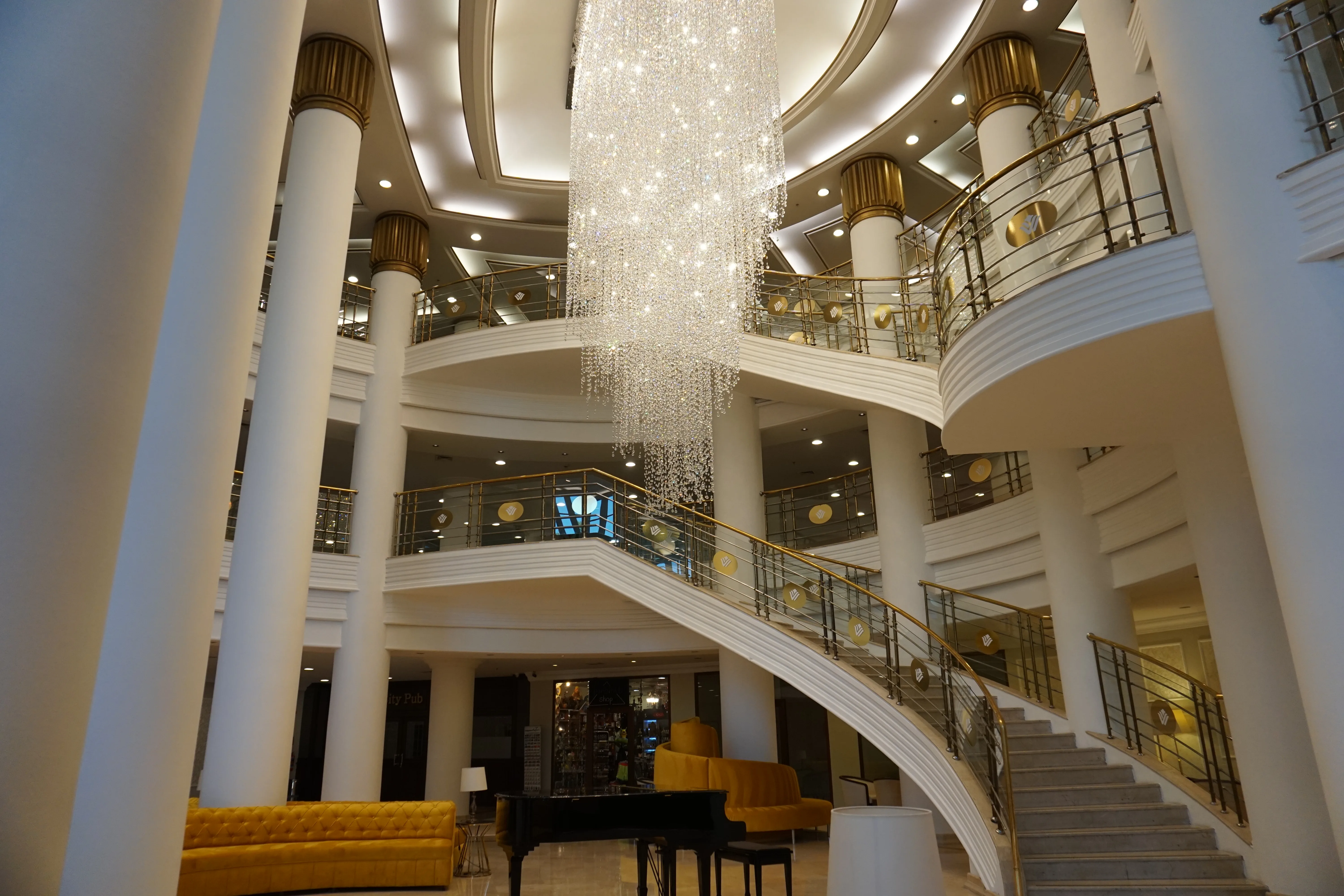 Wyndham Kayseri yüksek tavanlı lobi alanındaki dekoratif aydınlatma — 2