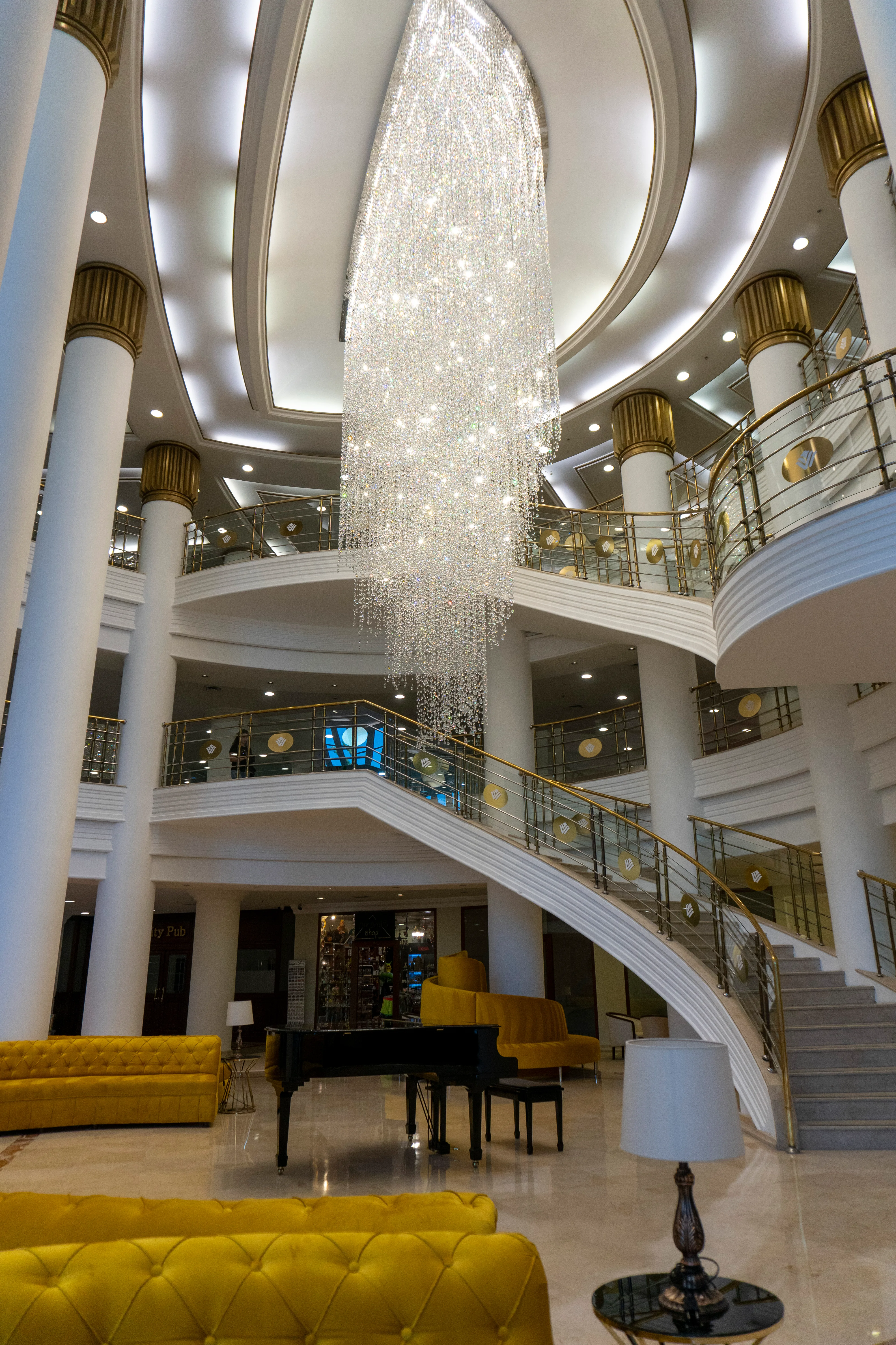 Wyndham Kayseri yüksek tavanlı lobi alanındaki dekoratif aydınlatma