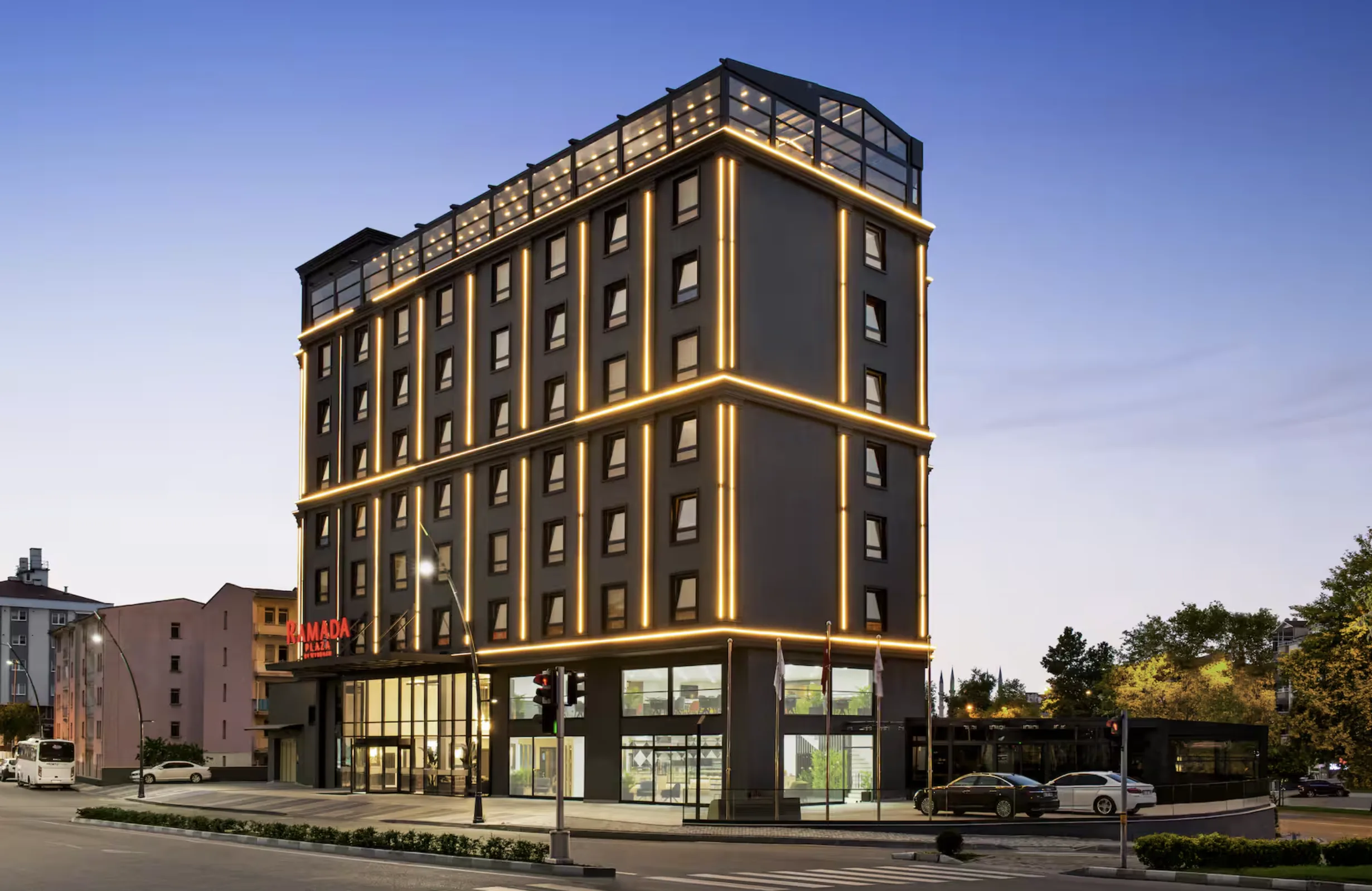 Işık çizgileriyle vurgulanan otel cephesi